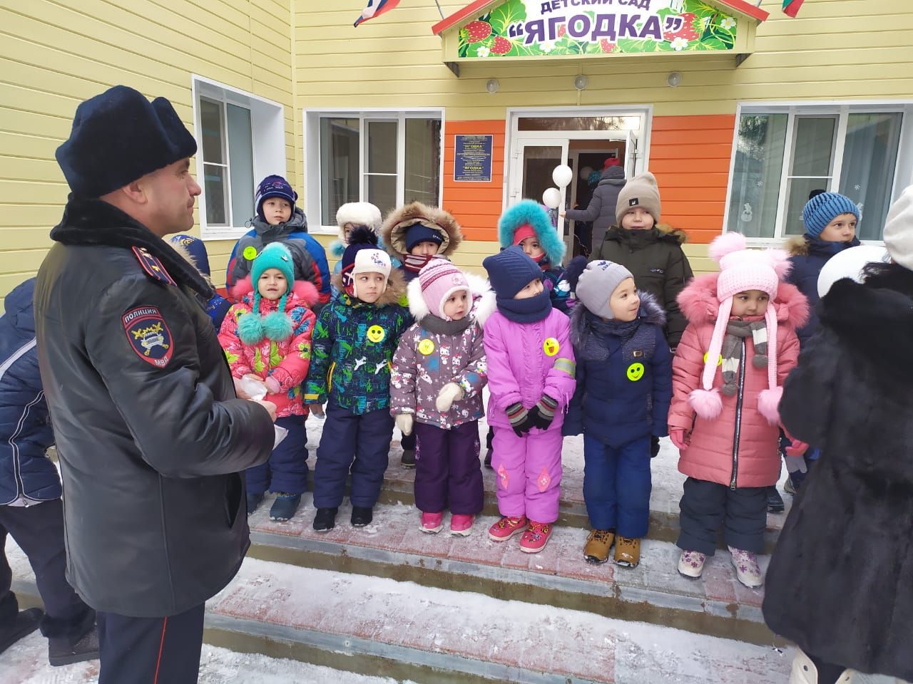 В Рыбной Слободе дети останавливали водителей и вручали письма с пожеланиями