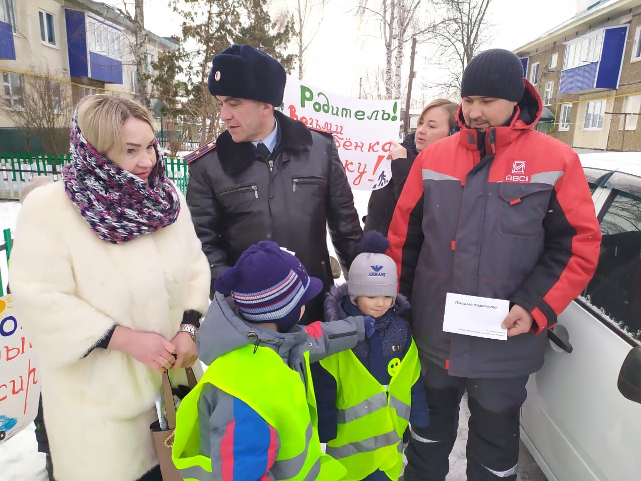 В Рыбной Слободе дети останавливали водителей и вручали письма с пожеланиями