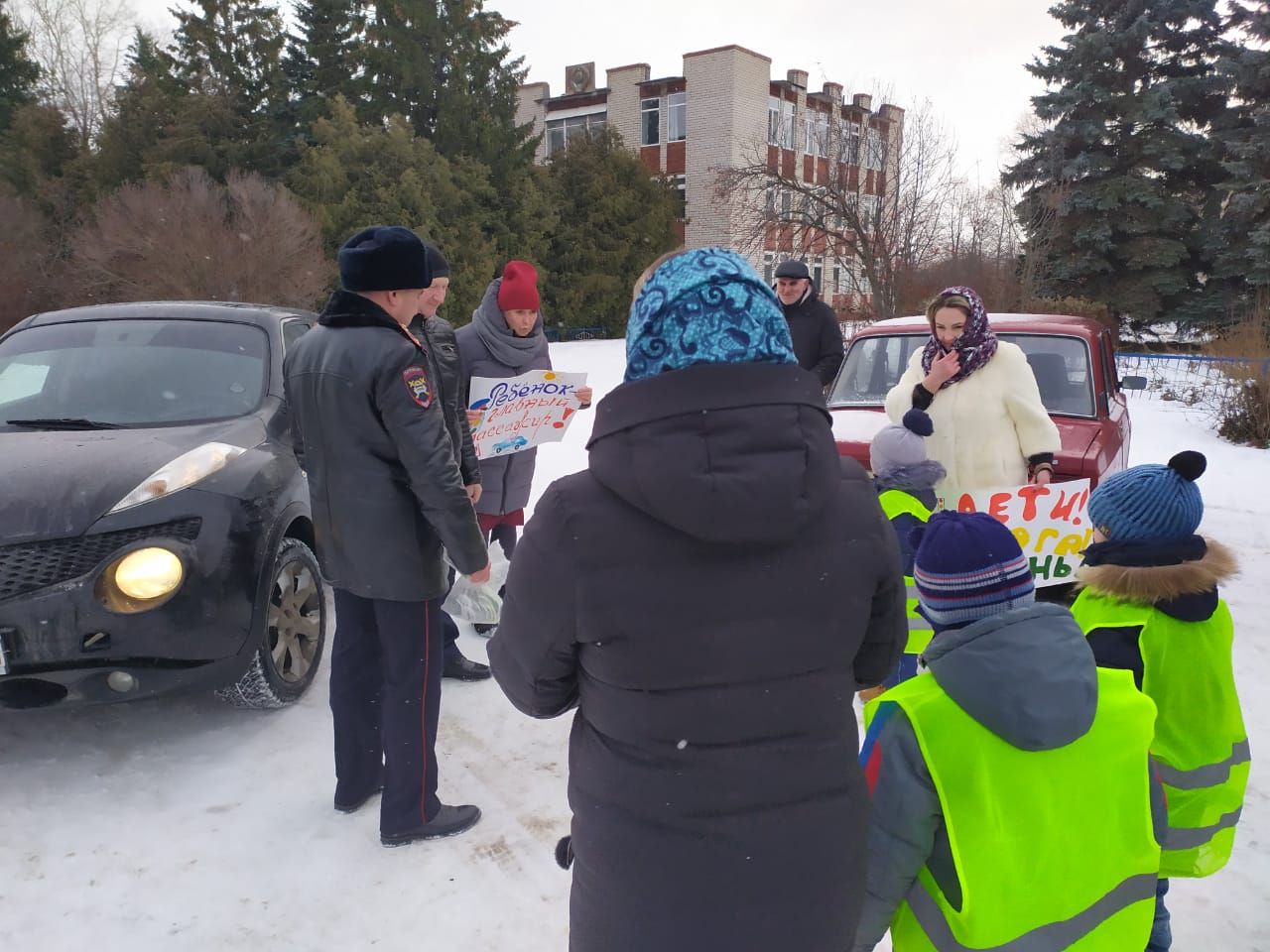 В Рыбной Слободе дети останавливали водителей и вручали письма с пожеланиями