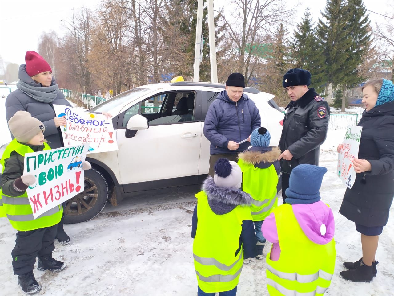 В Рыбной Слободе дети останавливали водителей и вручали письма с пожеланиями