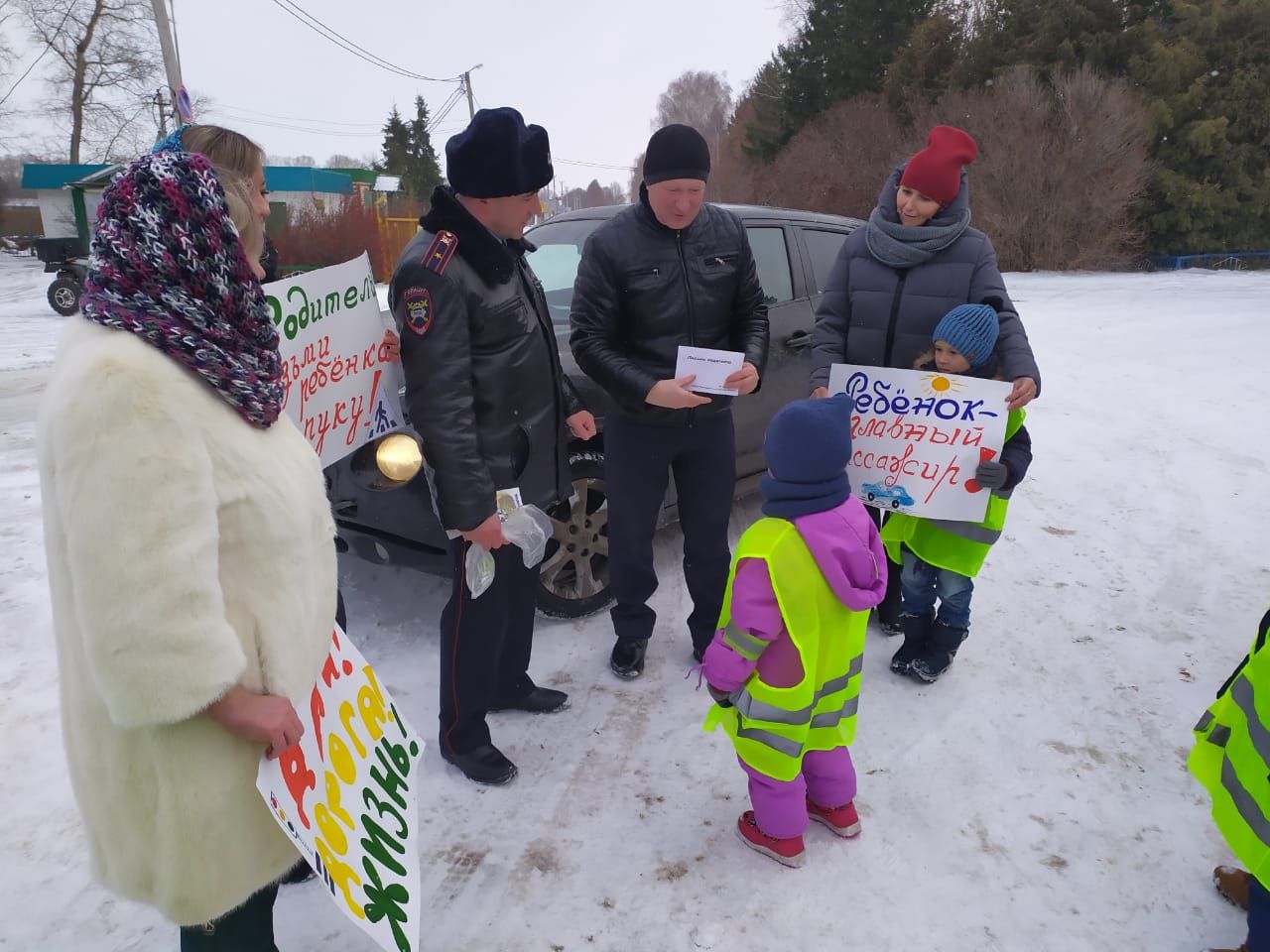 В Рыбной Слободе дети останавливали водителей и вручали письма с пожеланиями