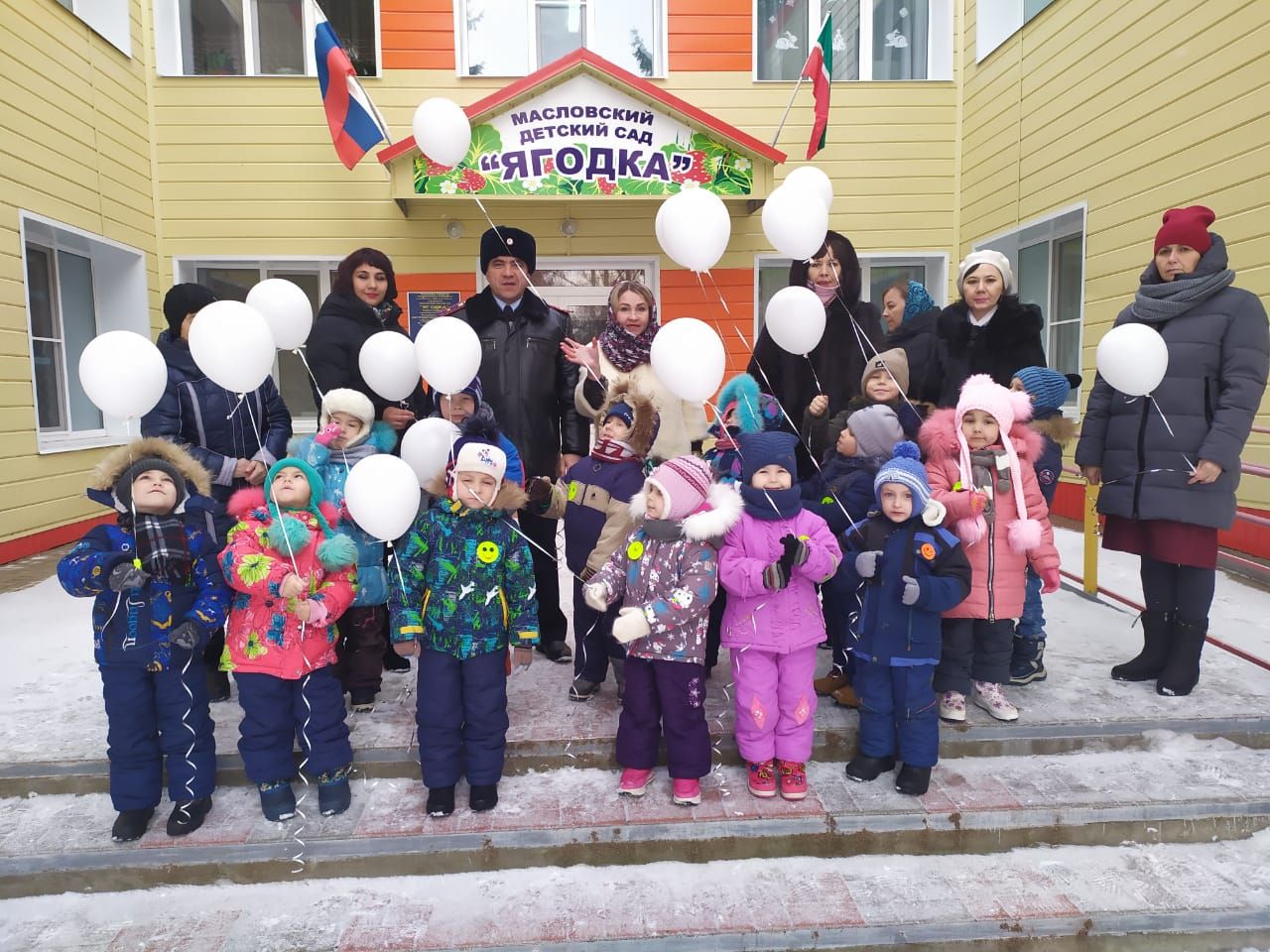 В Рыбной Слободе дети останавливали водителей и вручали письма с пожеланиями