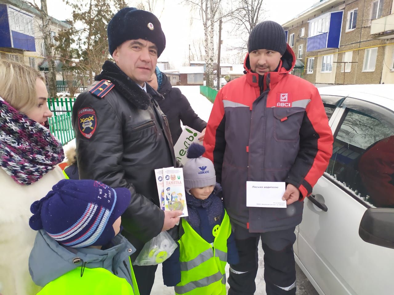 В Рыбной Слободе дети останавливали водителей и вручали письма с пожеланиями