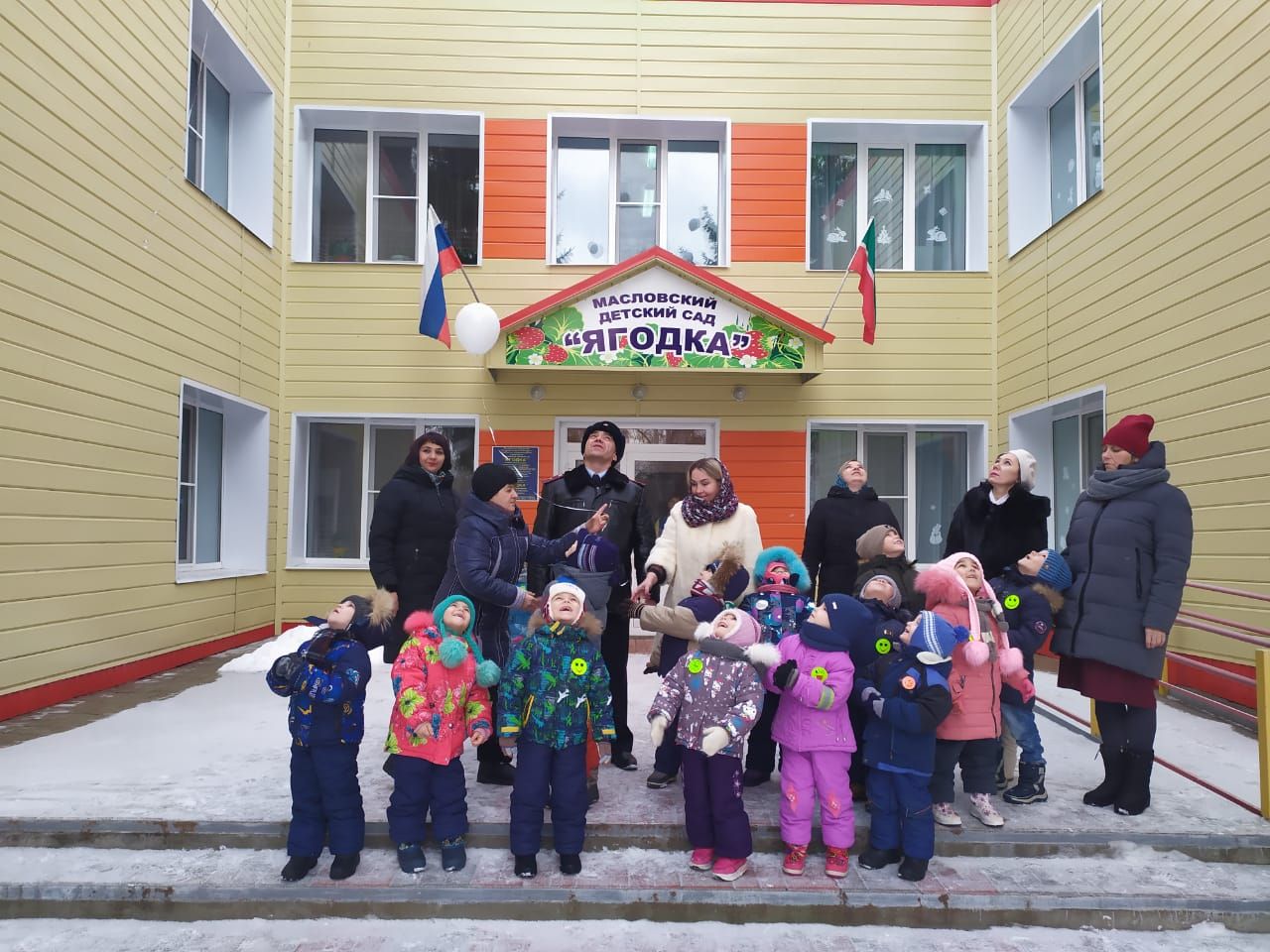 В Рыбной Слободе дети останавливали водителей и вручали письма с пожеланиями