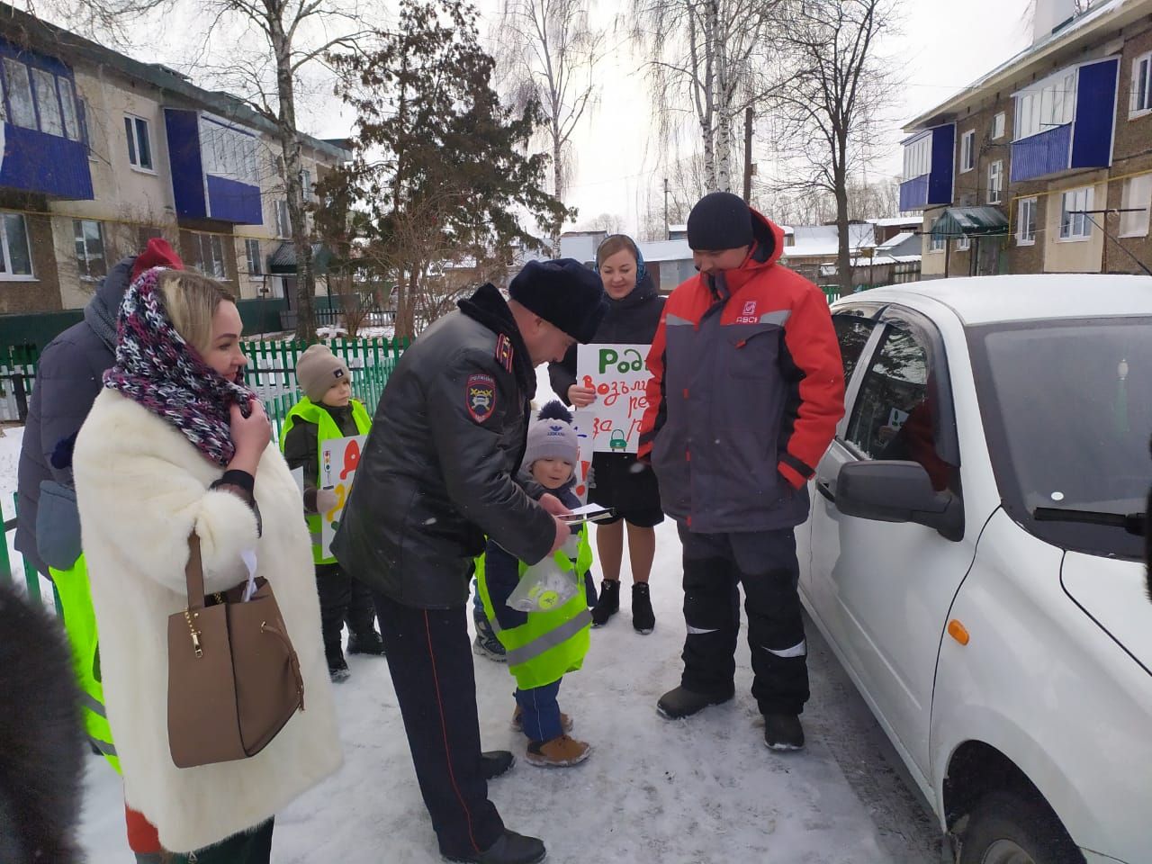 В Рыбной Слободе дети останавливали водителей и вручали письма с пожеланиями