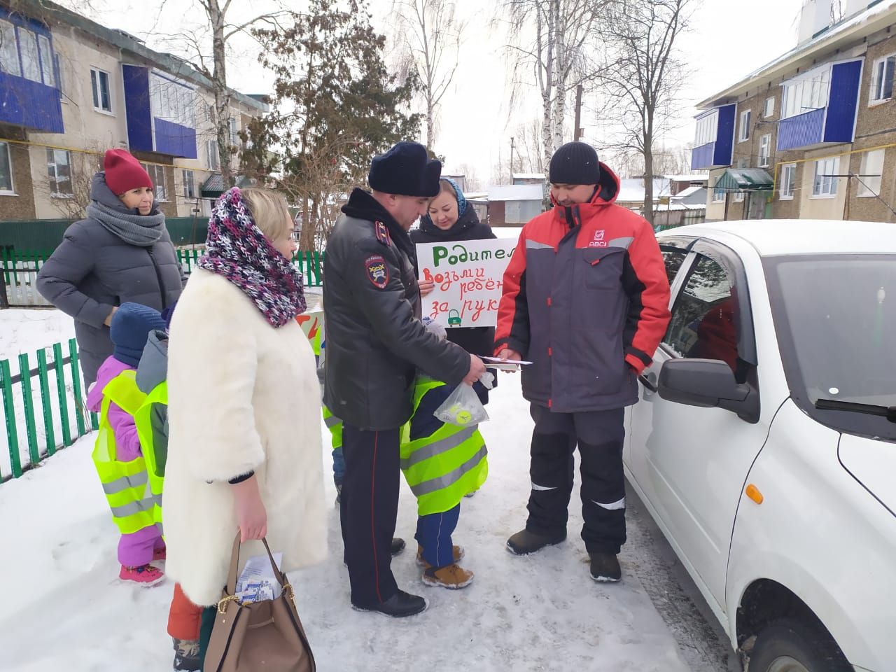 В Рыбной Слободе дети останавливали водителей и вручали письма с пожеланиями