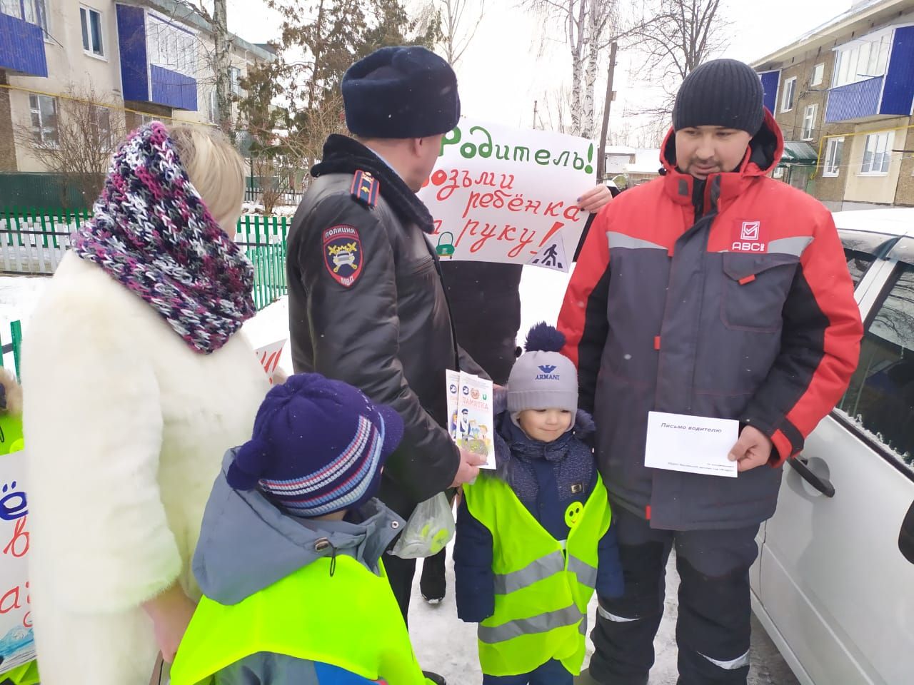 В Рыбной Слободе дети останавливали водителей и вручали письма с пожеланиями