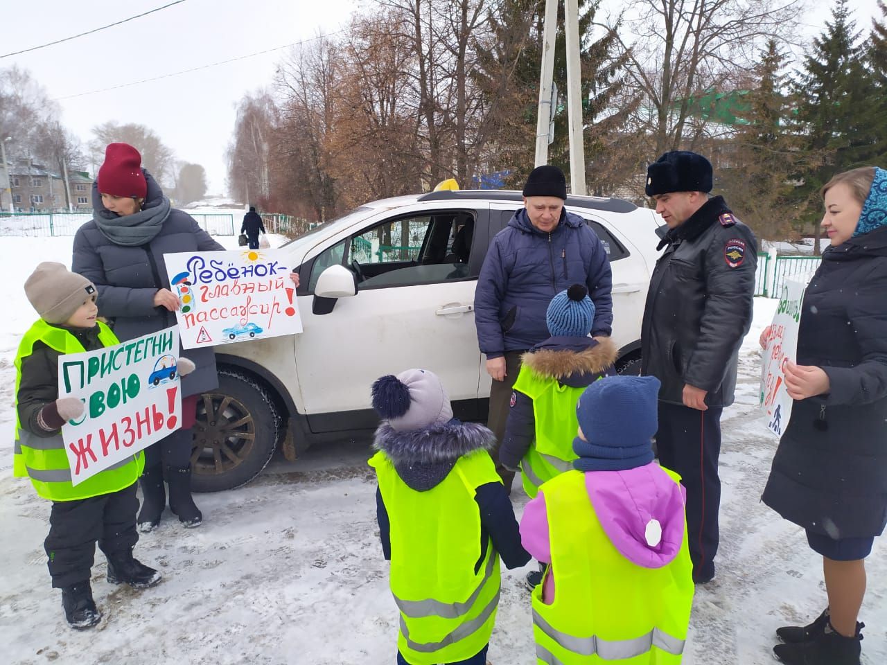 В Рыбной Слободе дети останавливали водителей и вручали письма с пожеланиями