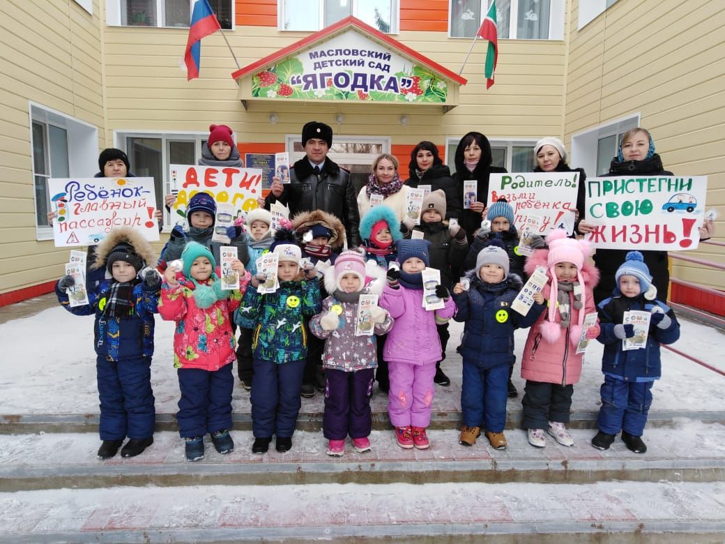 В Рыбной Слободе дети останавливали водителей и вручали письма с пожеланиями