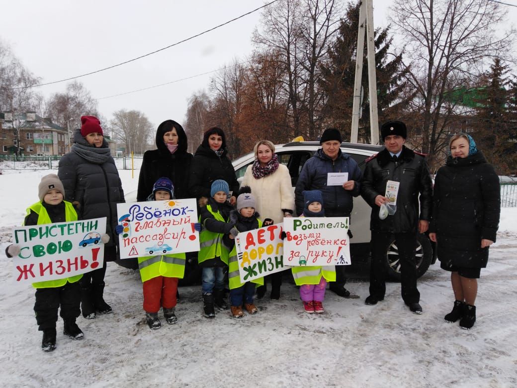 В Рыбной Слободе дети останавливали водителей и вручали письма с пожеланиями