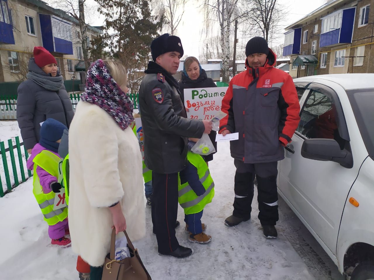 В Рыбной Слободе дети останавливали водителей и вручали письма с пожеланиями