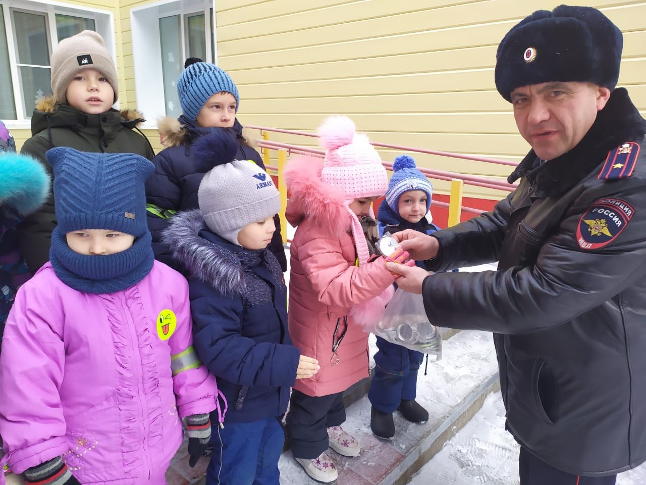 В Рыбной Слободе дети останавливали водителей и вручали письма с пожеланиями