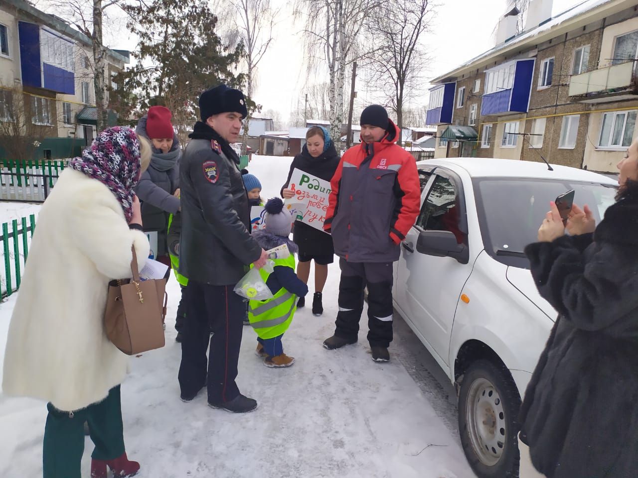 В Рыбной Слободе дети останавливали водителей и вручали письма с пожеланиями