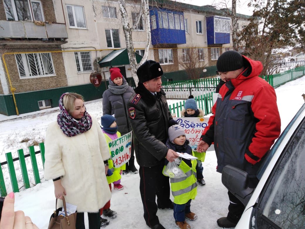 В Рыбной Слободе дети останавливали водителей и вручали письма с пожеланиями