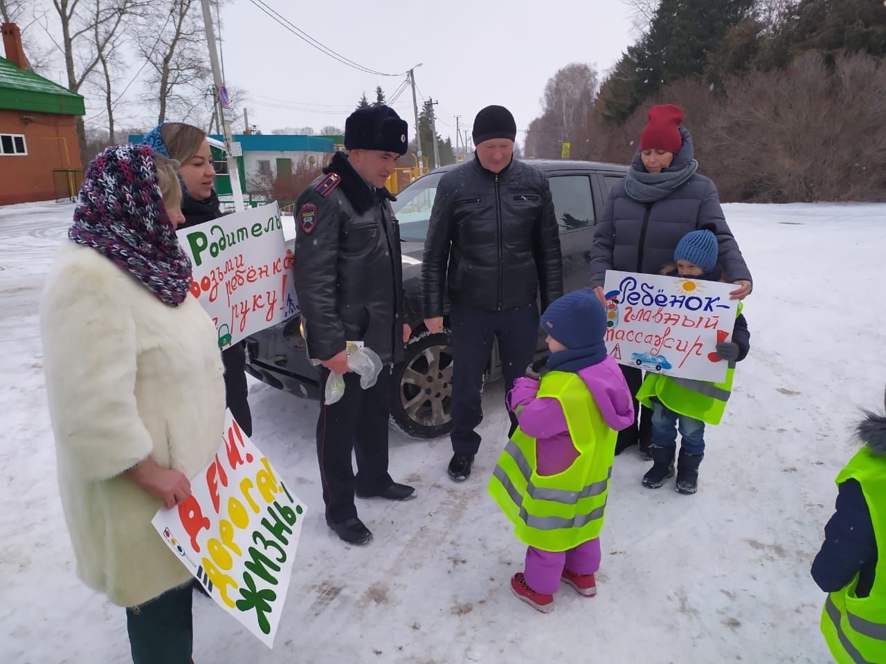 В Рыбной Слободе дети останавливали водителей и вручали письма с пожеланиями