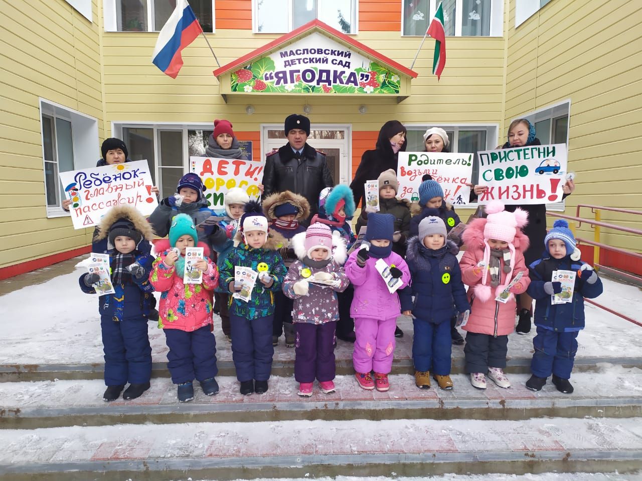 В Рыбной Слободе дети останавливали водителей и вручали письма с пожеланиями