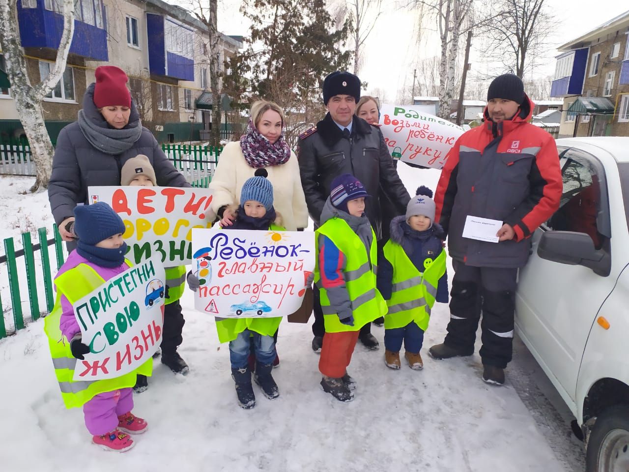 В Рыбной Слободе дети останавливали водителей и вручали письма с пожеланиями