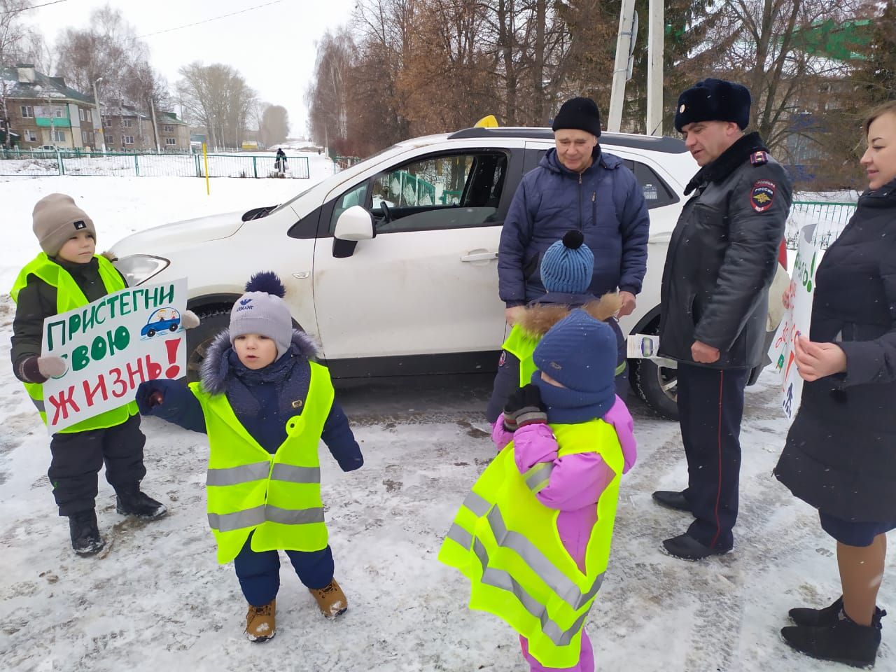 В Рыбной Слободе дети останавливали водителей и вручали письма с пожеланиями