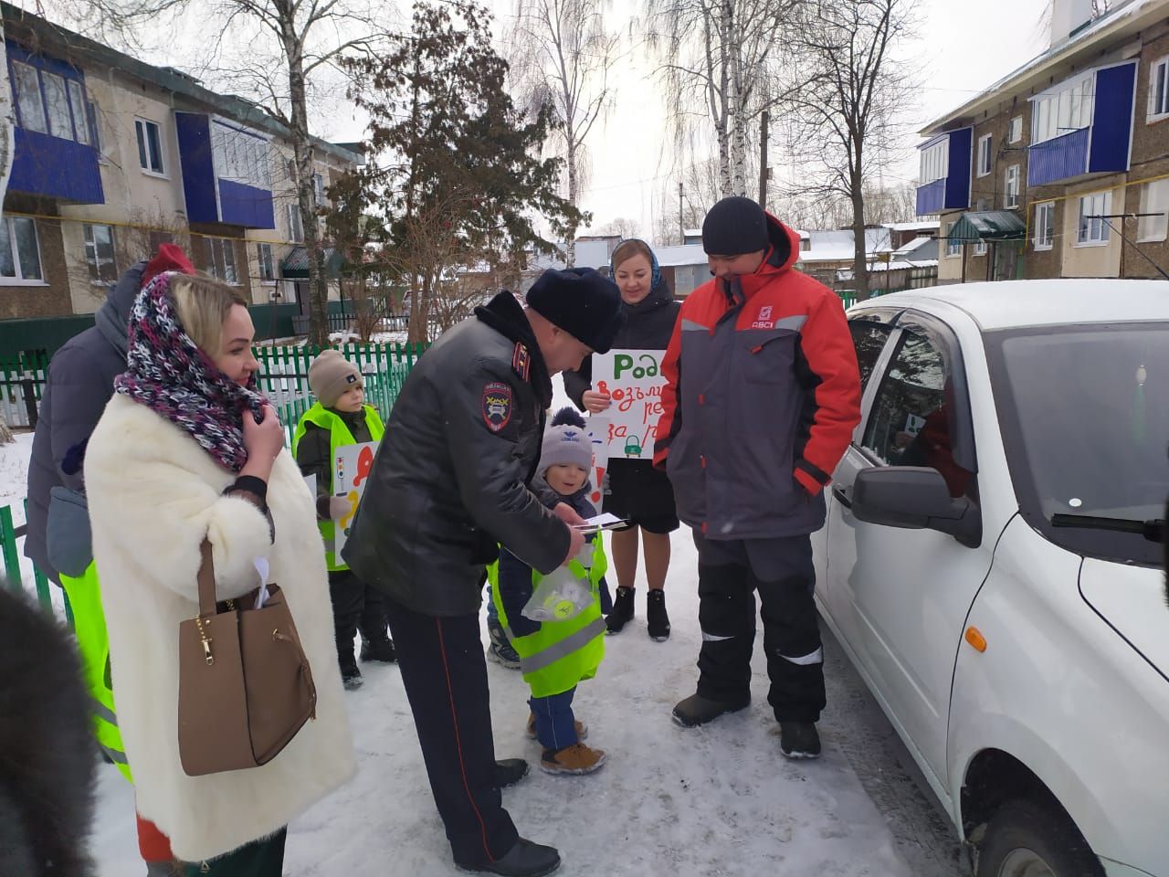 В Рыбной Слободе дети останавливали водителей и вручали письма с пожеланиями