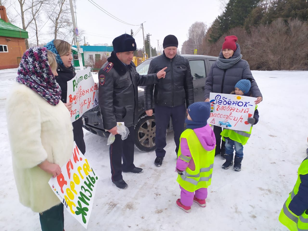 В Рыбной Слободе дети останавливали водителей и вручали письма с пожеланиями