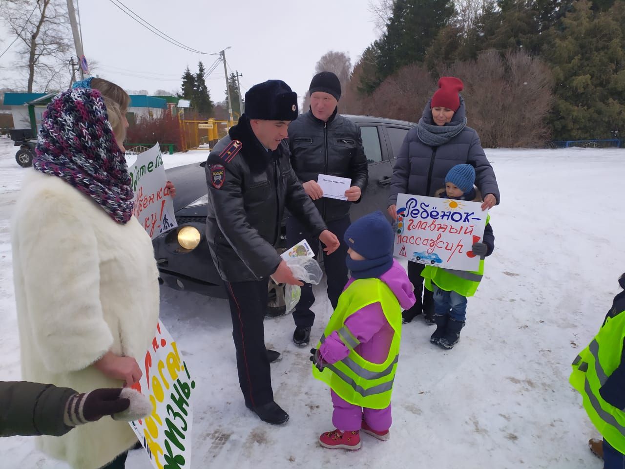 В Рыбной Слободе дети останавливали водителей и вручали письма с пожеланиями