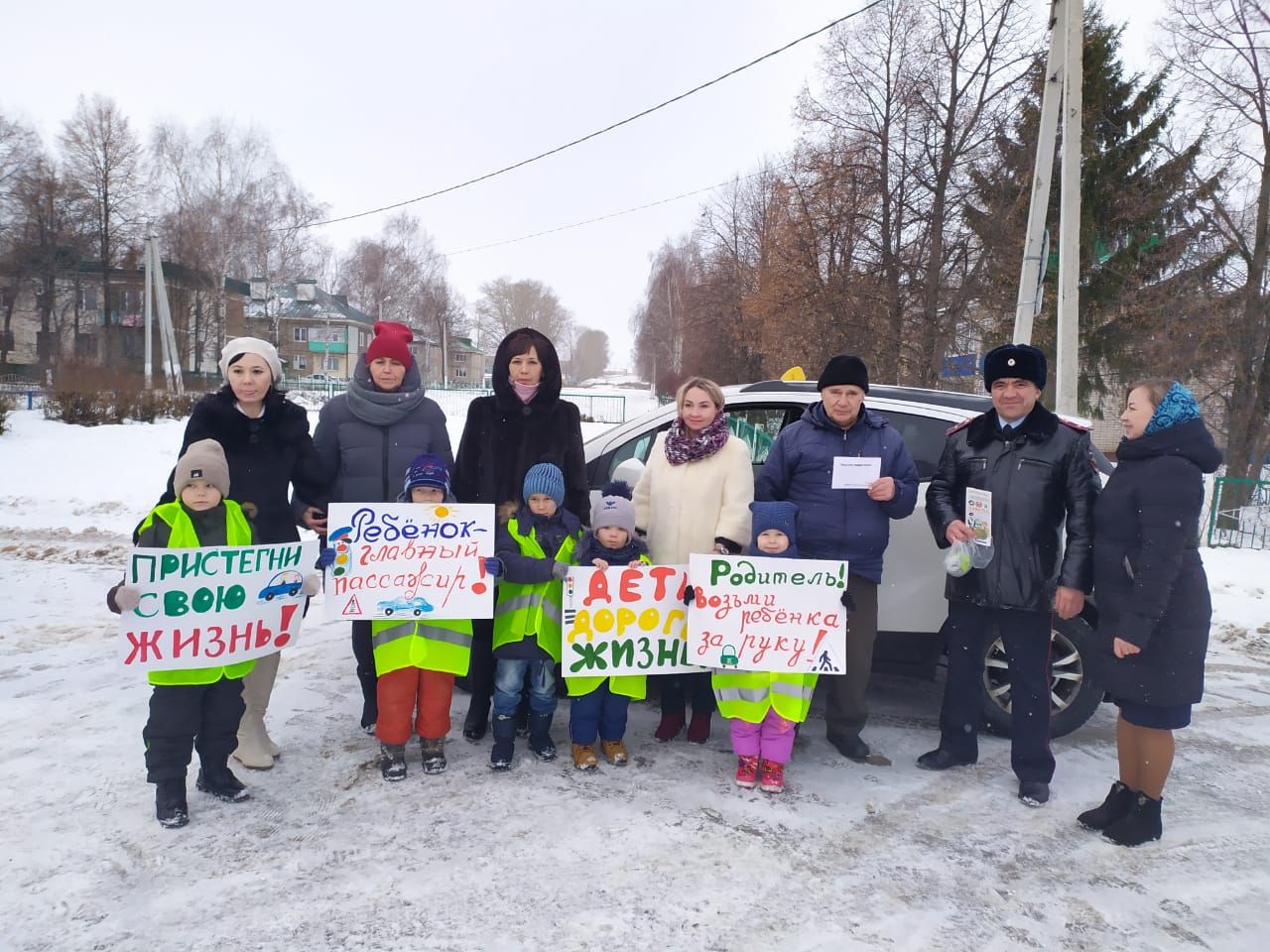 В Рыбной Слободе дети останавливали водителей и вручали письма с пожеланиями