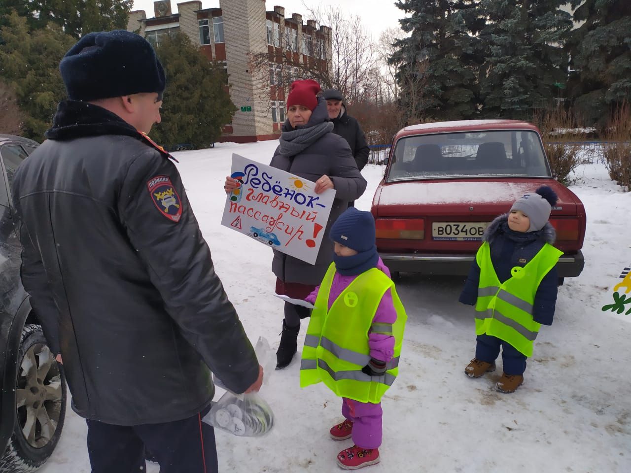 В Рыбной Слободе дети останавливали водителей и вручали письма с пожеланиями