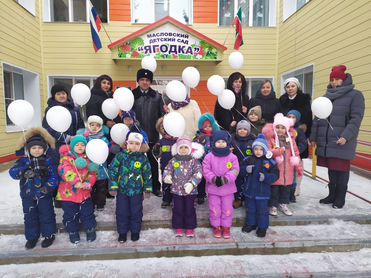 В Рыбной Слободе дети останавливали водителей и вручали письма с пожеланиями