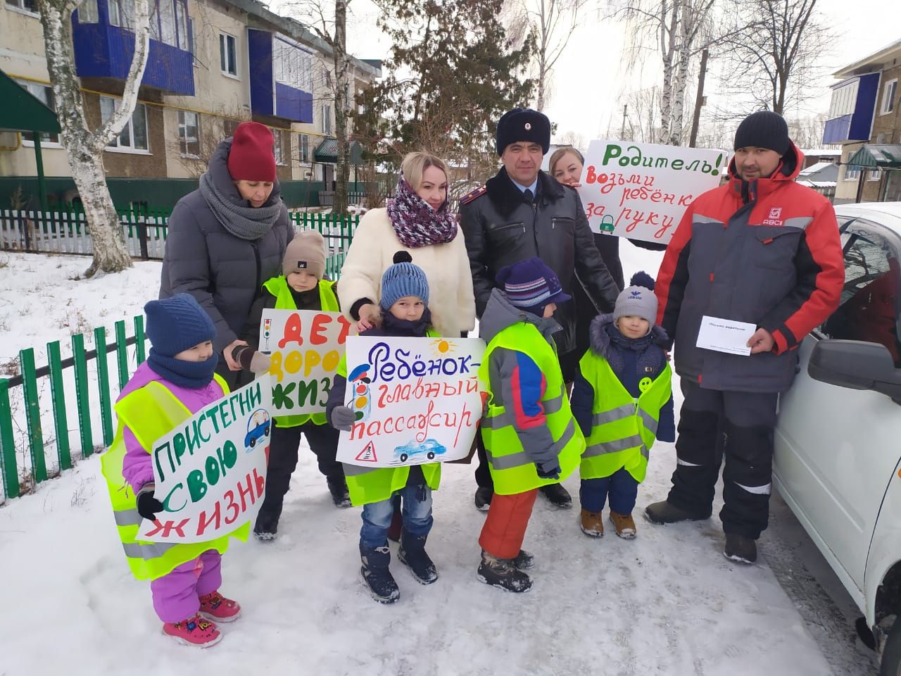 В Рыбной Слободе дети останавливали водителей и вручали письма с пожеланиями