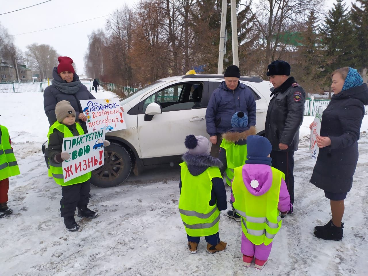 В Рыбной Слободе дети останавливали водителей и вручали письма с пожеланиями