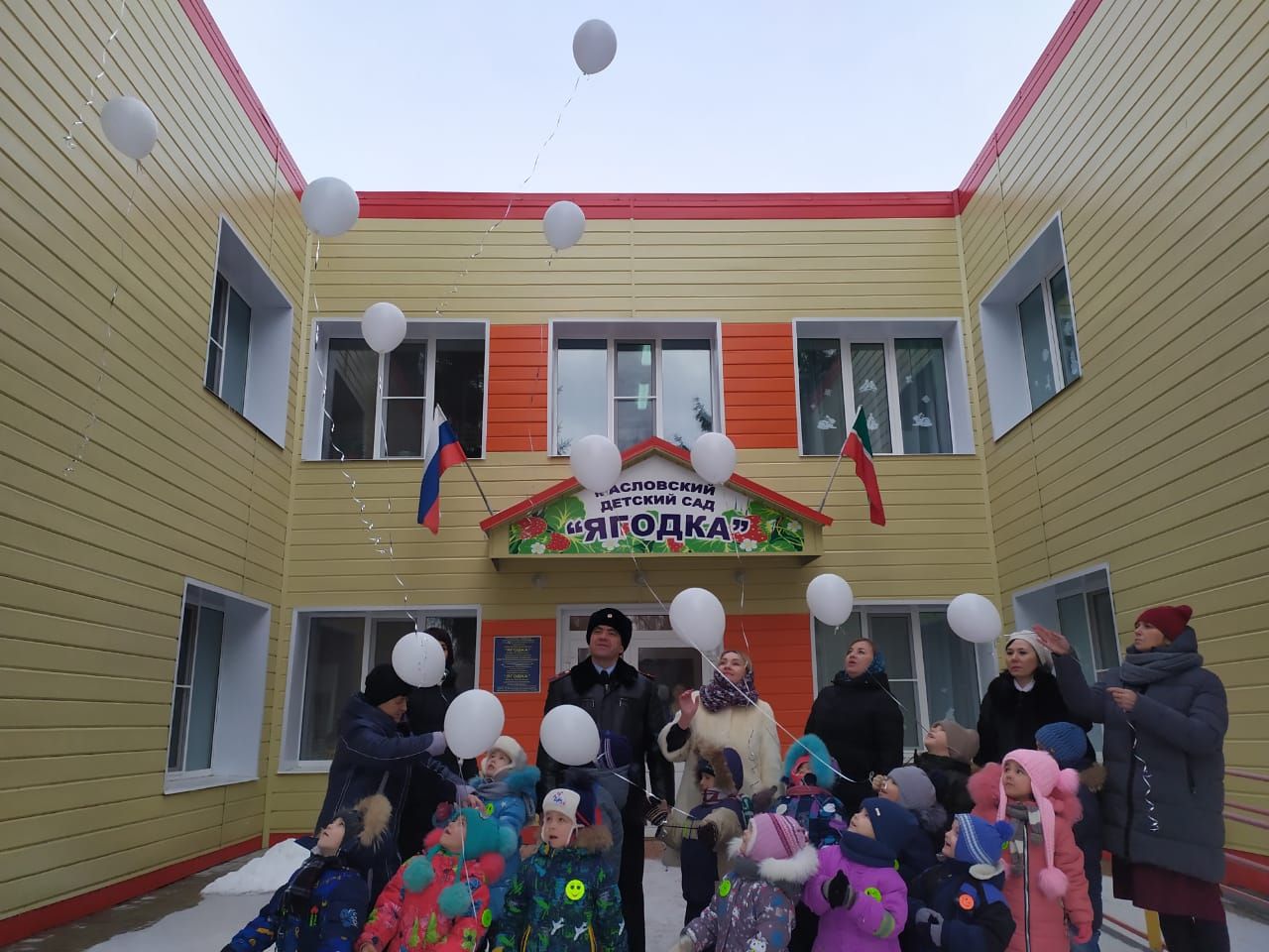 В Рыбной Слободе дети останавливали водителей и вручали письма с пожеланиями