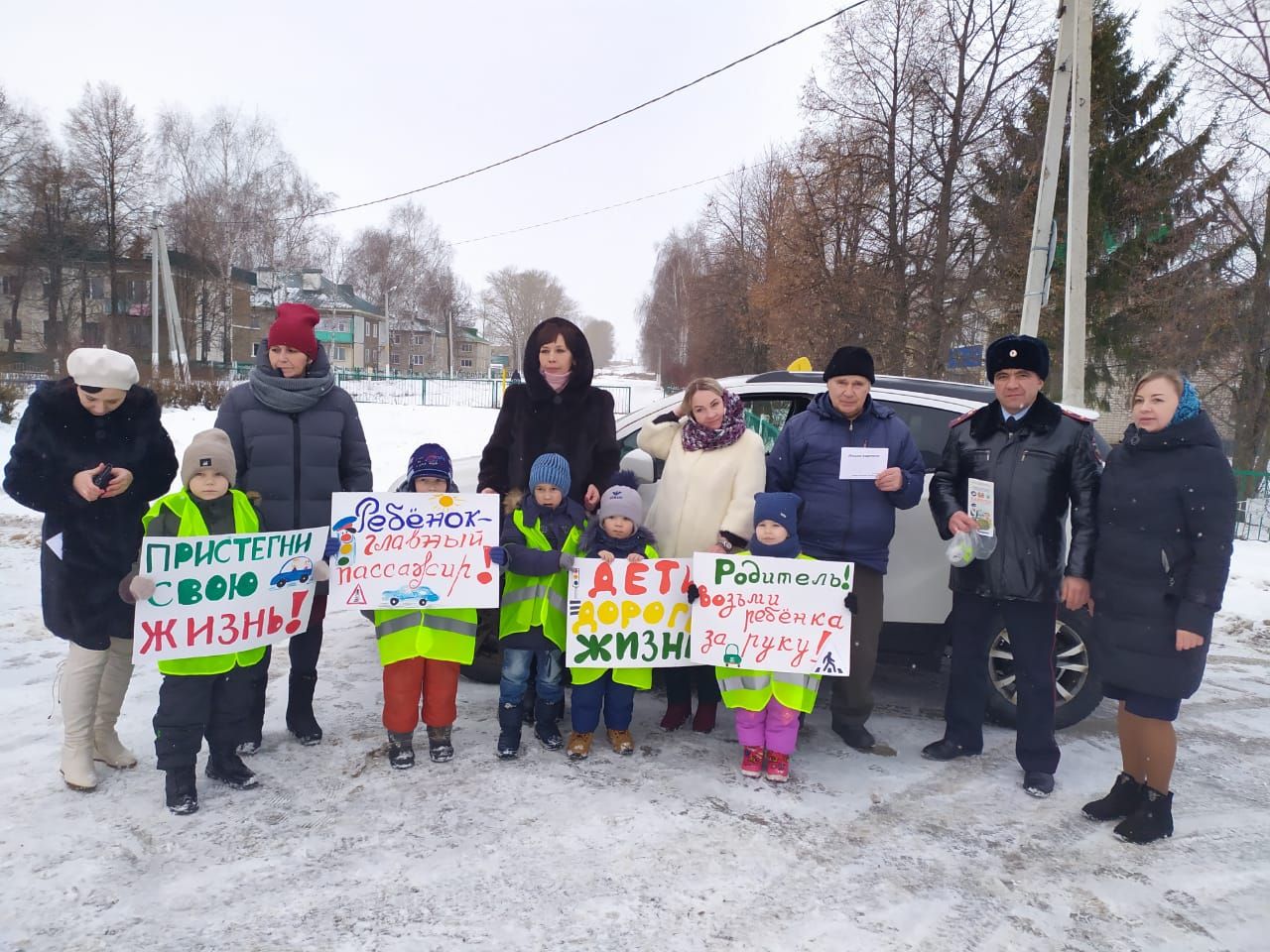 В Рыбной Слободе дети останавливали водителей и вручали письма с пожеланиями