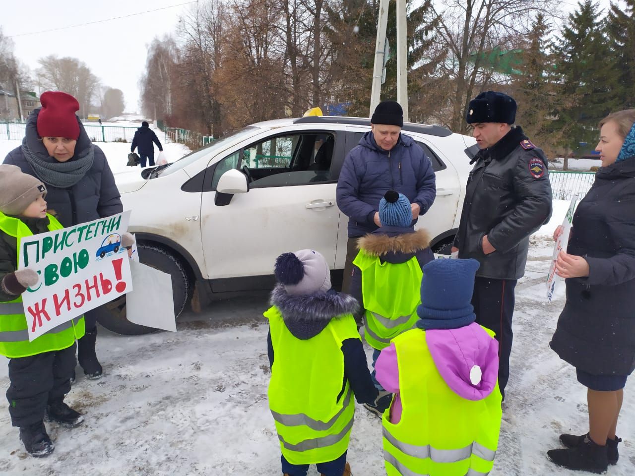 В Рыбной Слободе дети останавливали водителей и вручали письма с пожеланиями