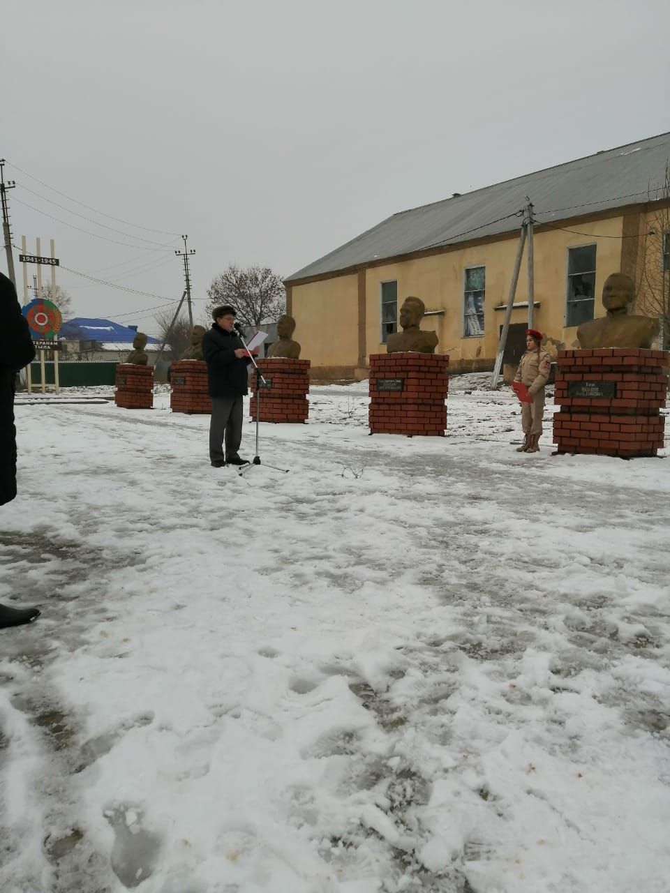 Сегодня рыбнослободцы собрались возле Аллеи героев и почтили память своих соотечественников(фоторепортаж)