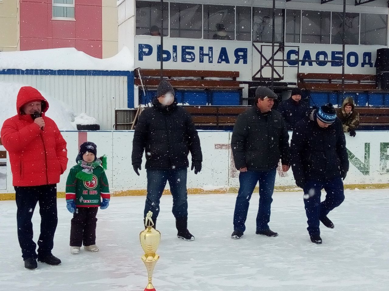 Сегодня в Рыбно-Слободском СОК "Дельфин" проходят соревнования по хоккею на Кубок родителей