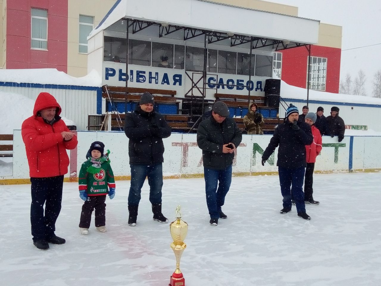 Сегодня в Рыбно-Слободском СОК "Дельфин" проходят соревнования по хоккею на Кубок родителей