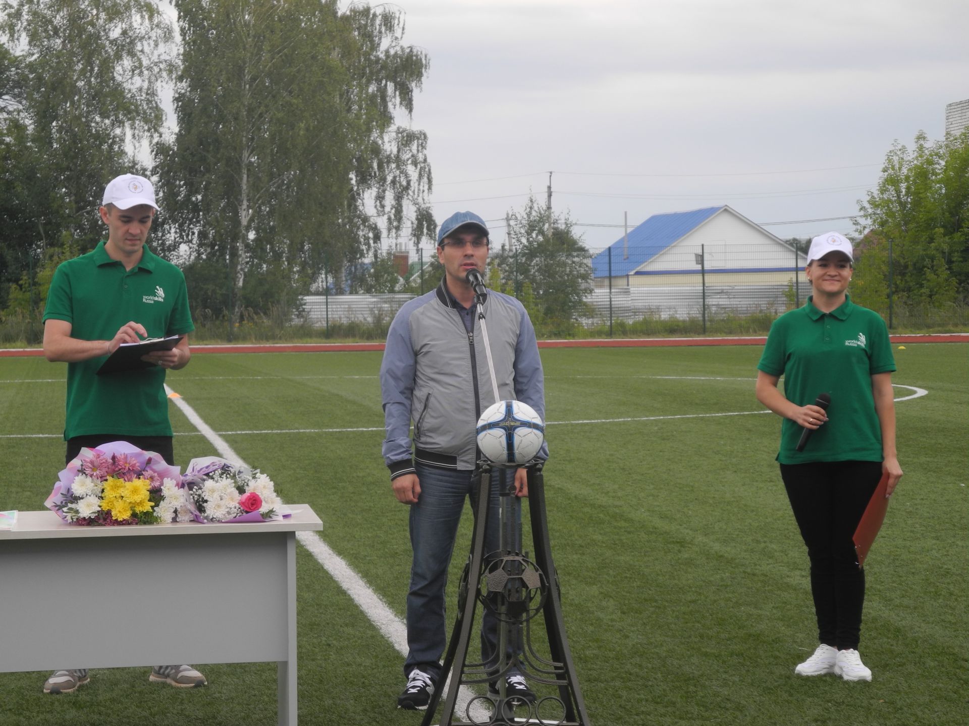 Сегодня на стадионе «Яшьлек» райцентра проходит праздник, посвященный Дню физкультурника (Фоторепортаж Т. Мингазовой)