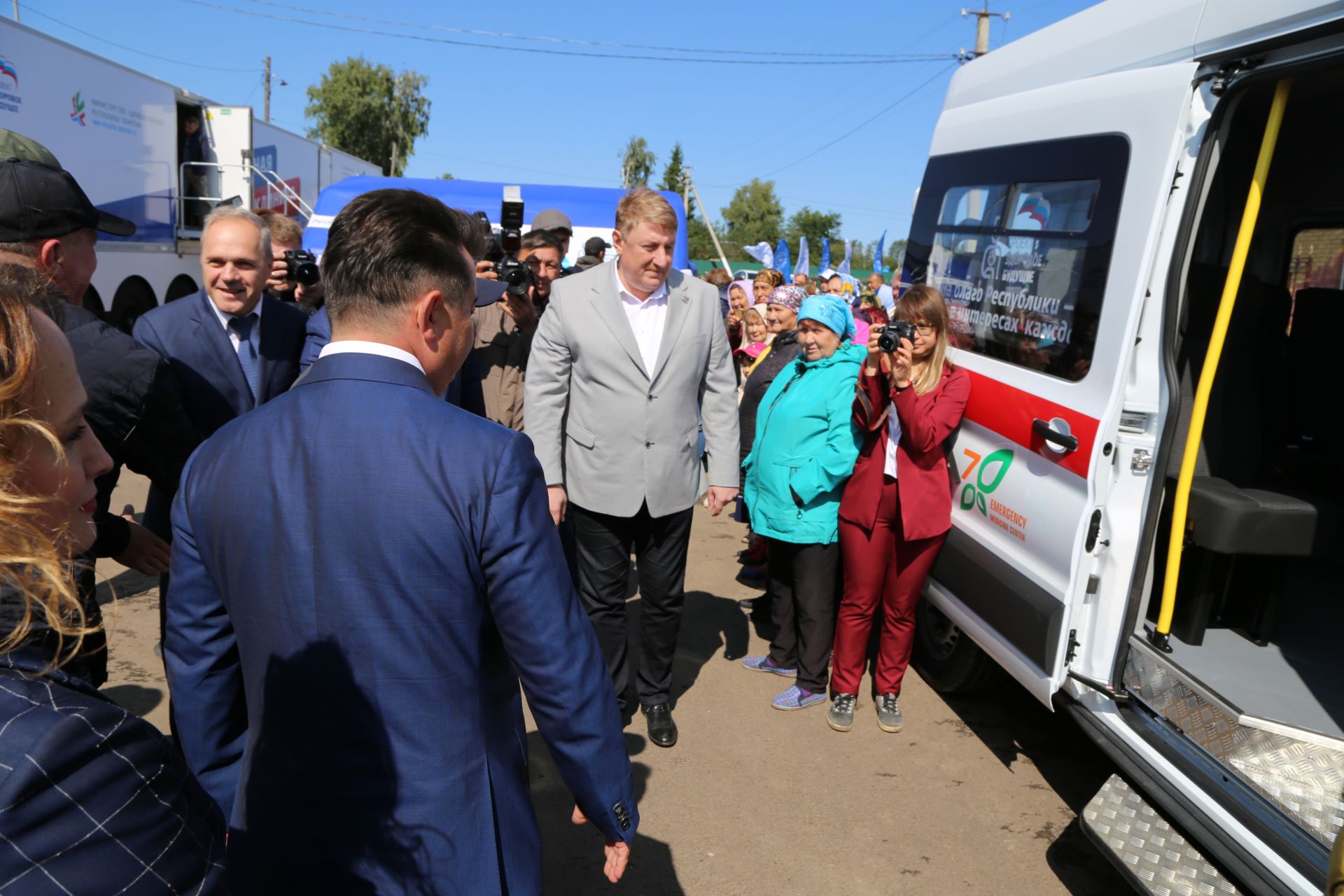 ​​​​​​​Работу первой из четырех мобильных медицинских поликлиник для обследования населения проверил Президент Татарстана Рустам Минниханов в Тетюшском районе