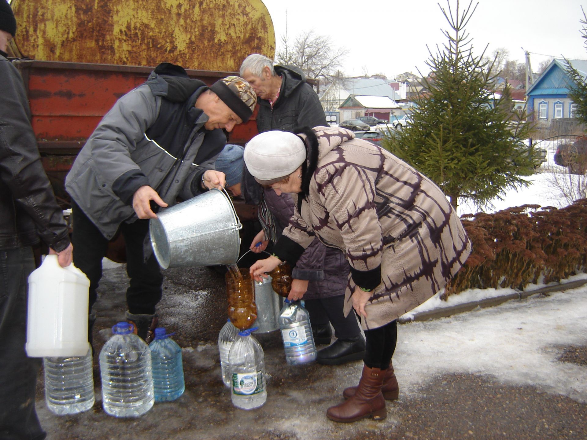 Сегодня рыбнослободцы запаслись святой водой