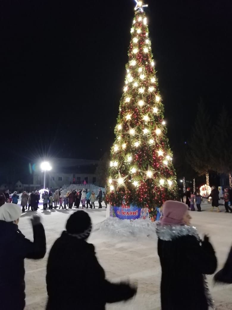 Праздник Елки на центральной площади в самом разгаре