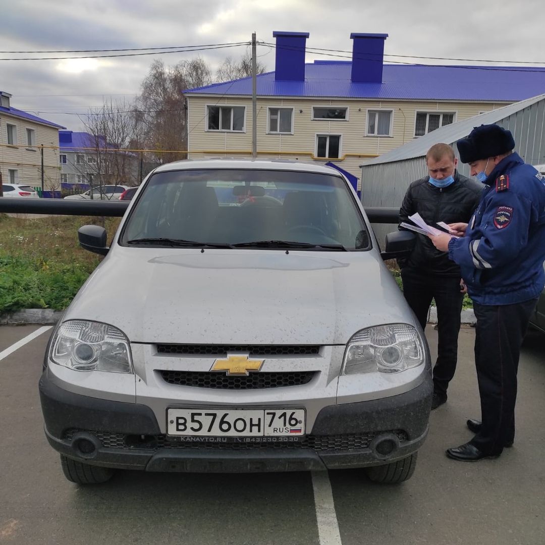 Инспекторы ОГИБДД Рыбно-Слободского района проверили служебные автомобили госслужащих