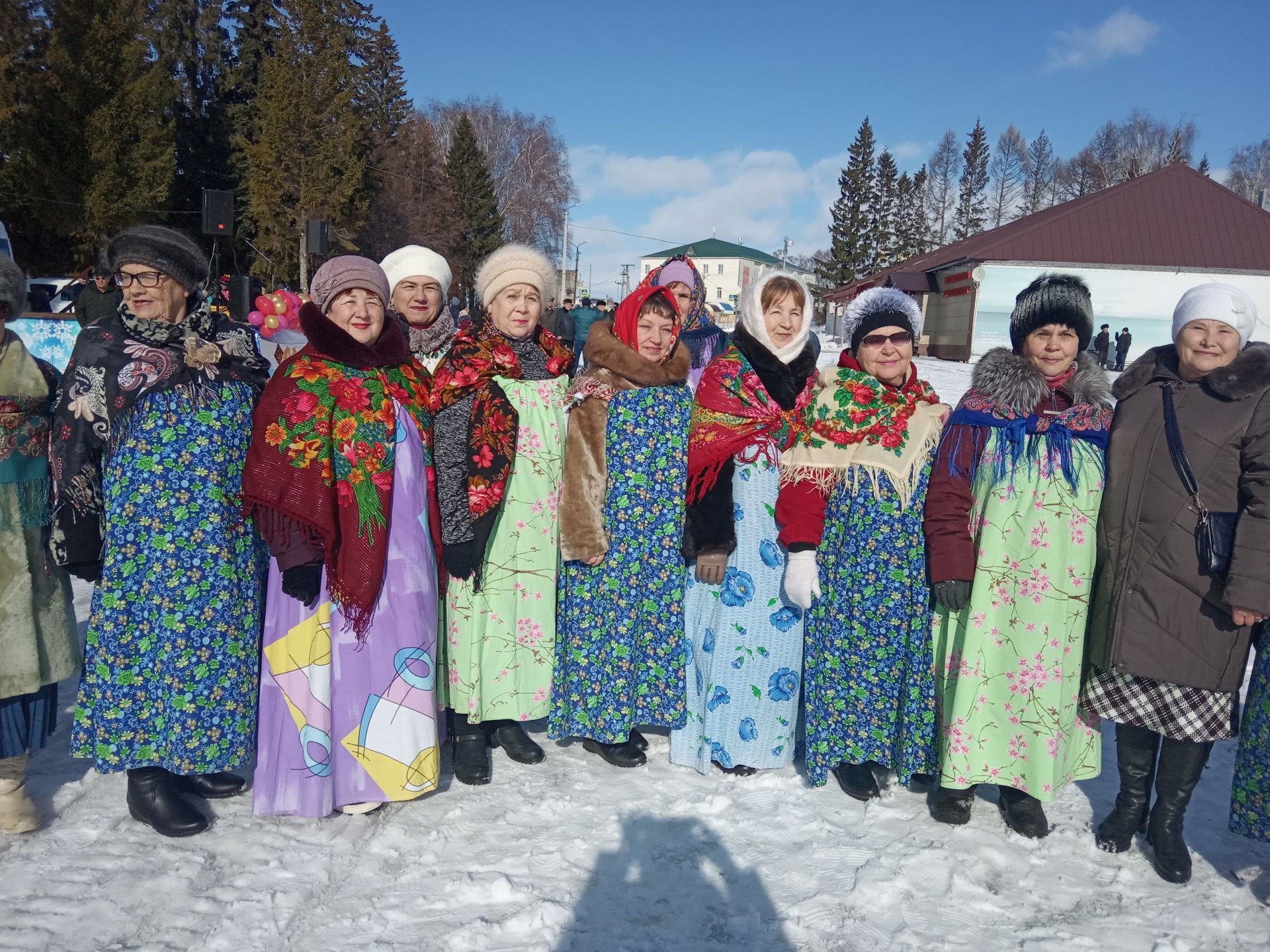 Рыбнослободцы сегодня  участвовали в различных конкурсах и играх  угостились блинами на празднике Масленица