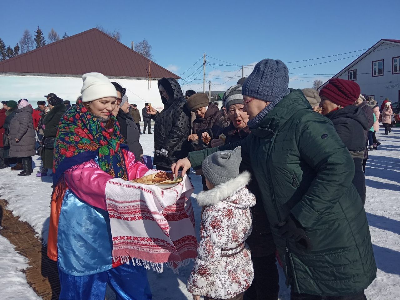 Рыбнослободцы сегодня  участвовали в различных конкурсах и играх  угостились блинами на празднике Масленица