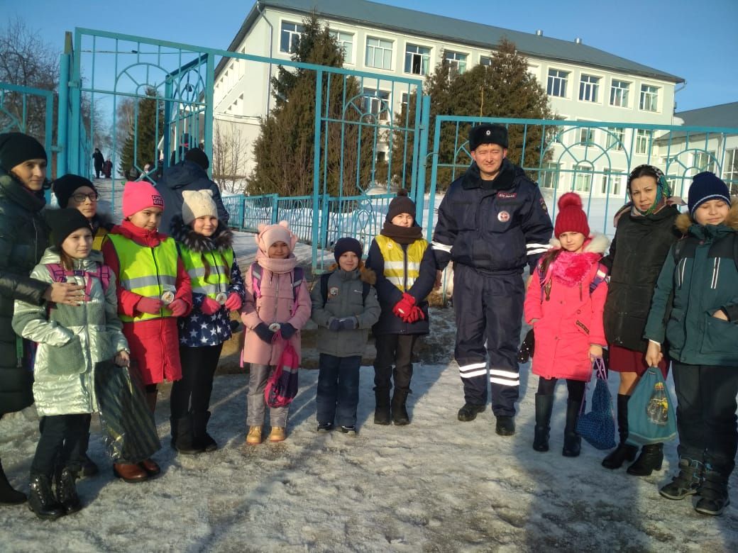 Сотрудники ОГИБДД Рыбно - Слободского района провели мероприятие по популяризации световозвращающих элементов