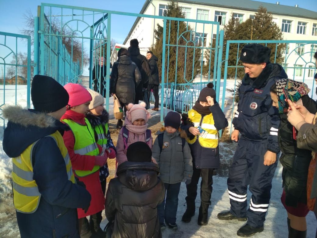 Сотрудники ОГИБДД Рыбно - Слободского района провели мероприятие по популяризации световозвращающих элементов