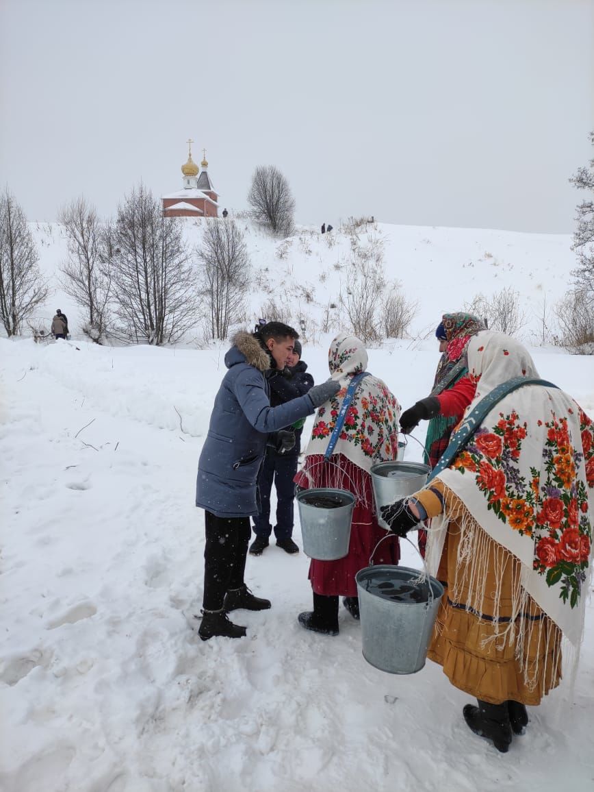 Луиза Ананьева : "Пусть морозный дивный праздник преумножит доброту"