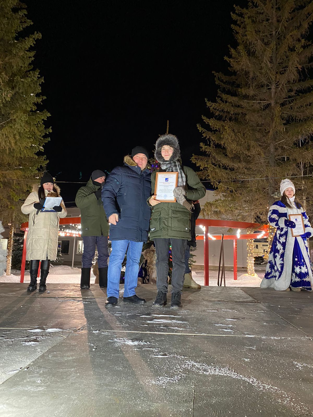 В Рыбной Слободе состоялась торжественная церемония открытия главной новогодней красы - Елки