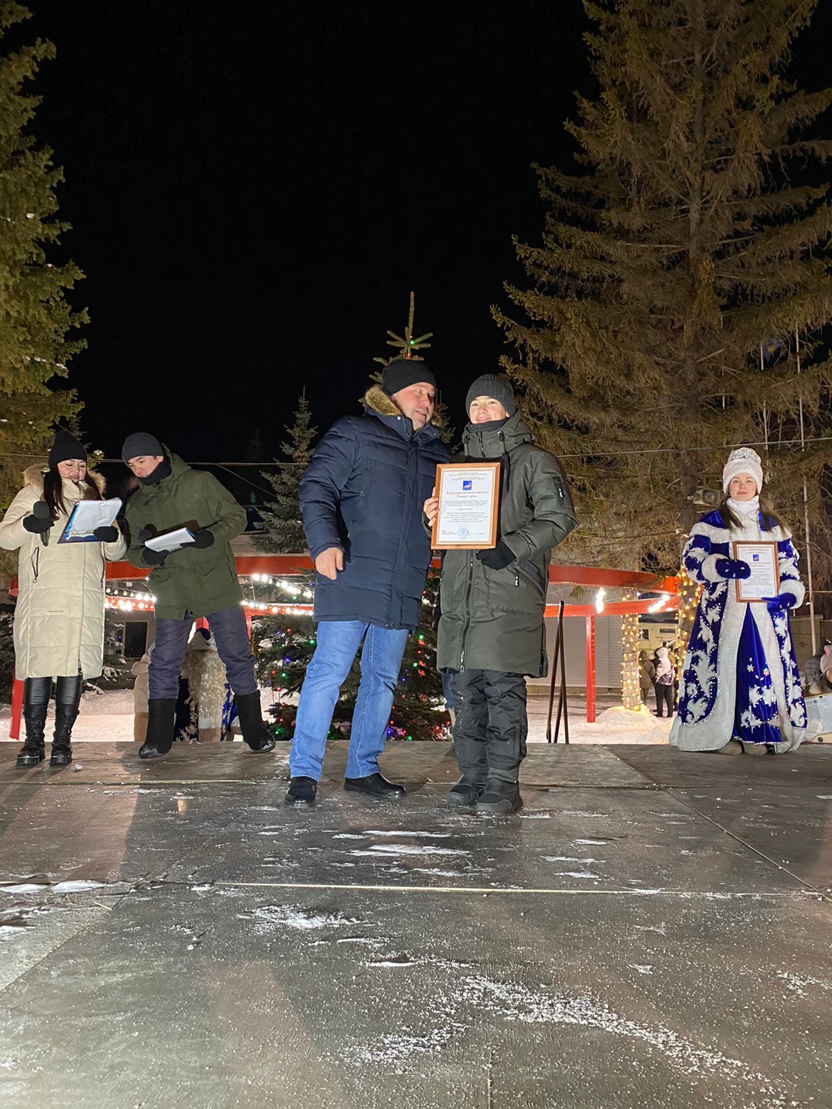 В Рыбной Слободе состоялась торжественная церемония открытия главной новогодней красы - Елки