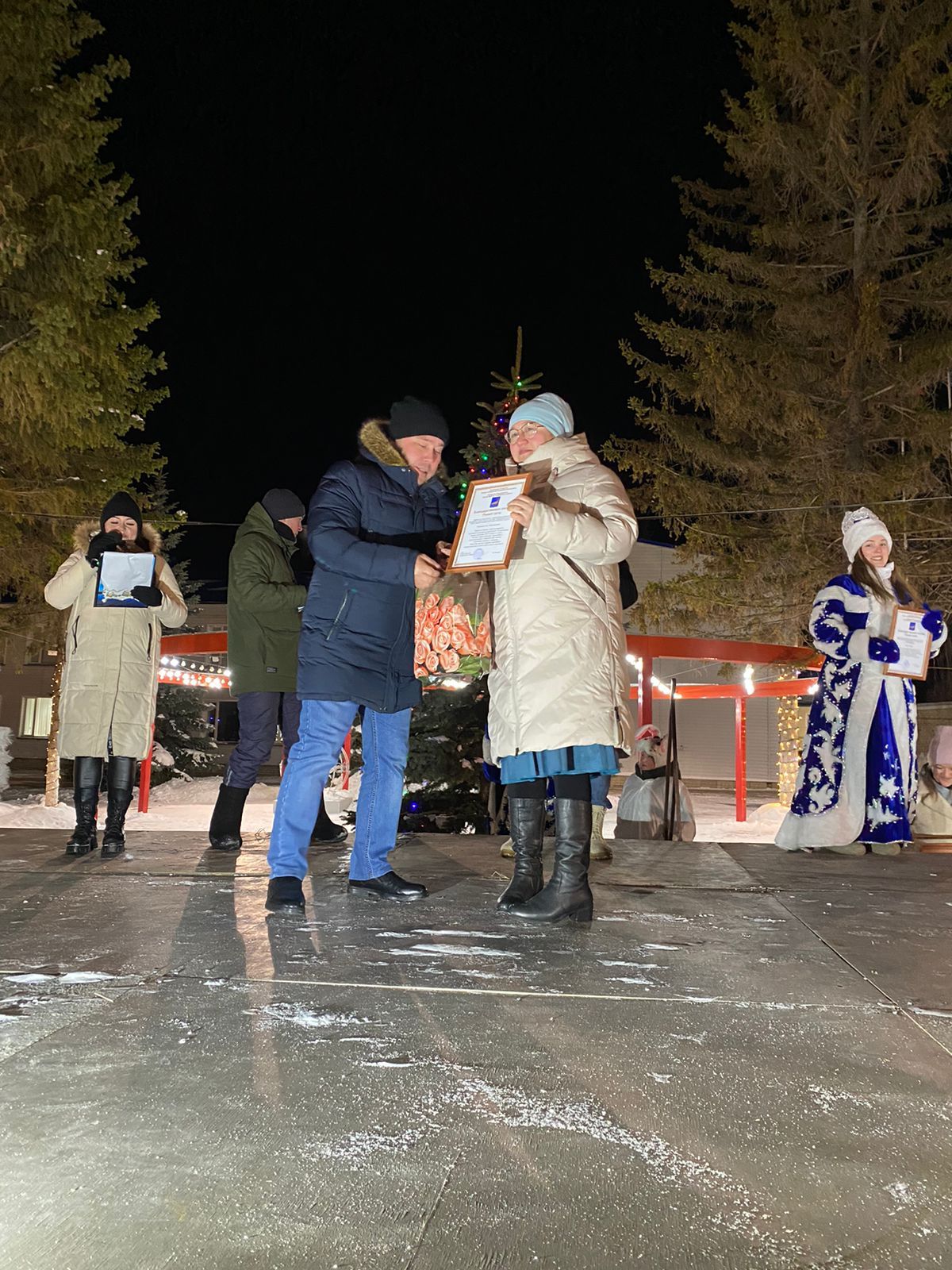 В Рыбной Слободе состоялась торжественная церемония открытия главной новогодней красы - Елки