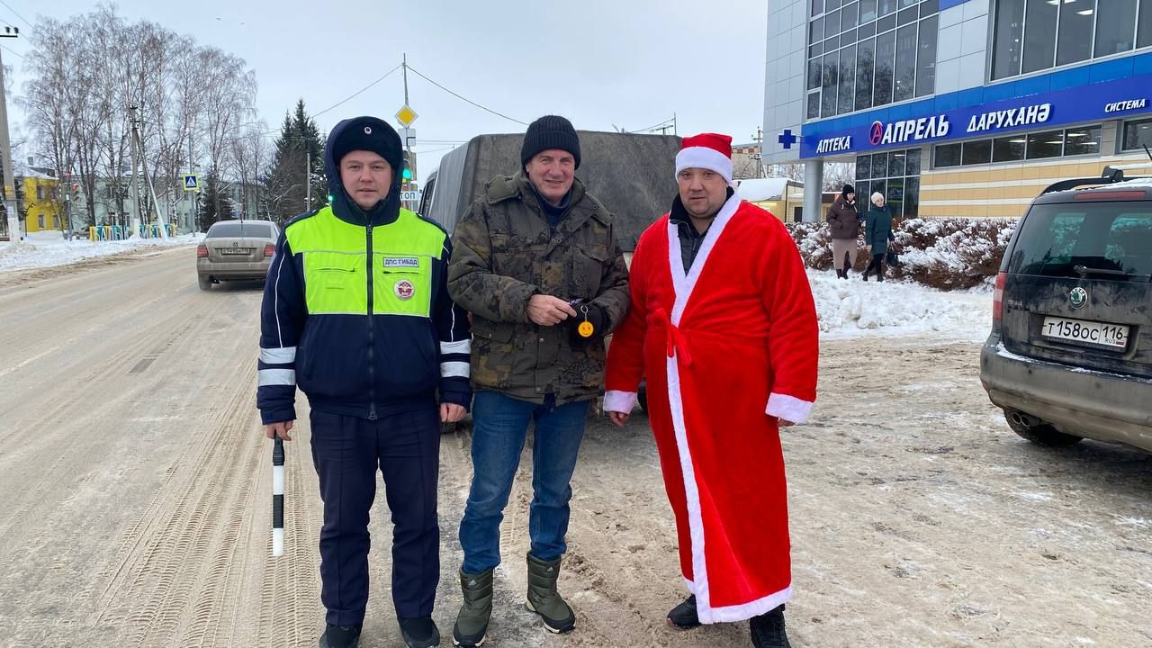 Рыбнослободские полицейские поздравили автомобилистов с Новым годом